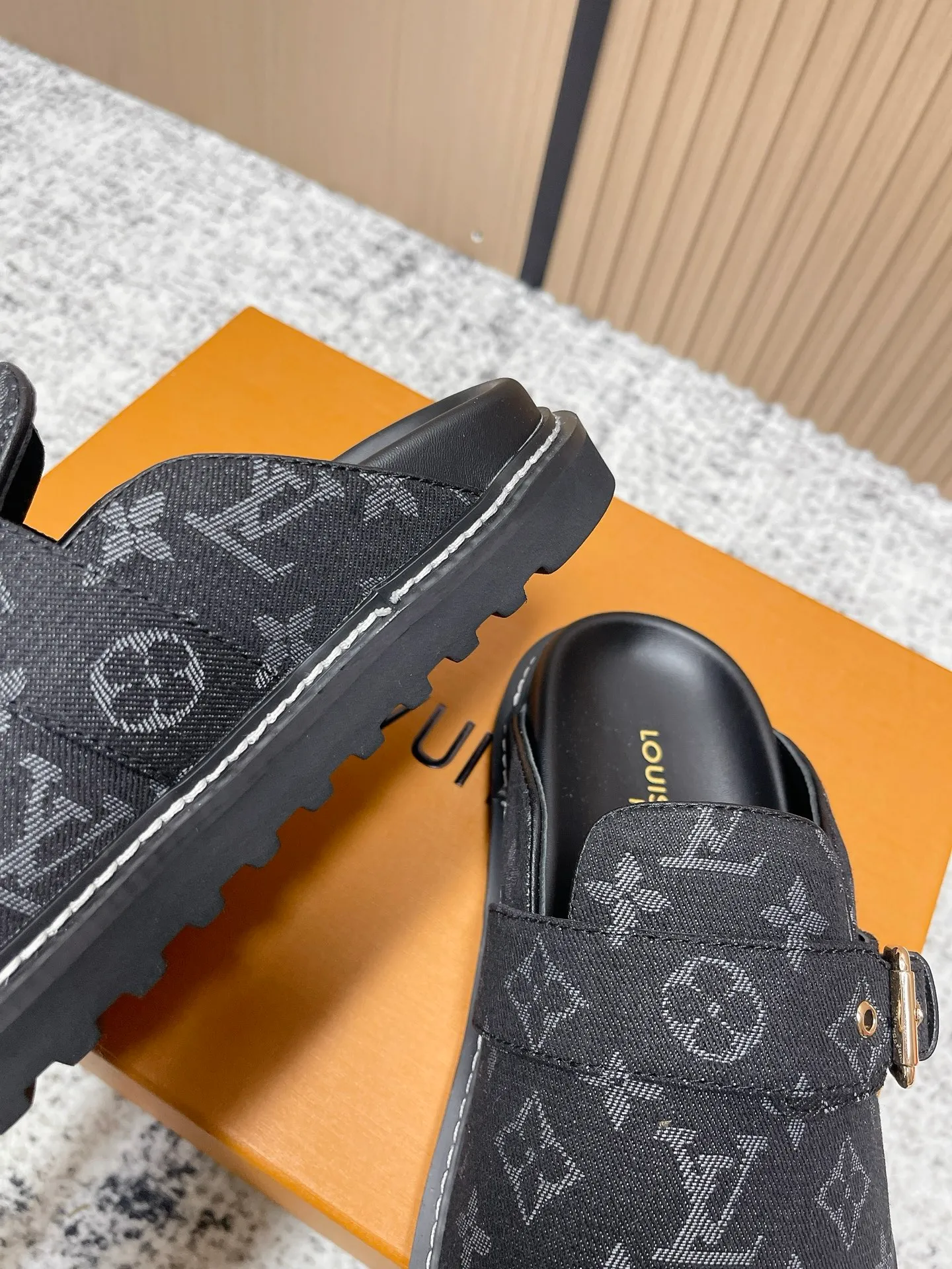 [L Family] P: 460💰 Size: 35-46 (female 40.41, male 45 46 custom-made) Top version Louis vuitton Lv new couple Birkenstock slippers. Cute and cute, not too good on the feet. Simple and high-end slingback design. Ready to wear and go. Good news for lazy people. Imported cowhide leather upper/imported old calico. Original hardware buckle, original molded high-density foam outsole.